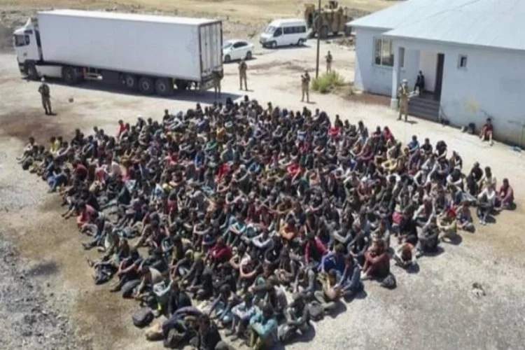 TIR'ın dorsesinde 300 kaçak göçmen yakalandı