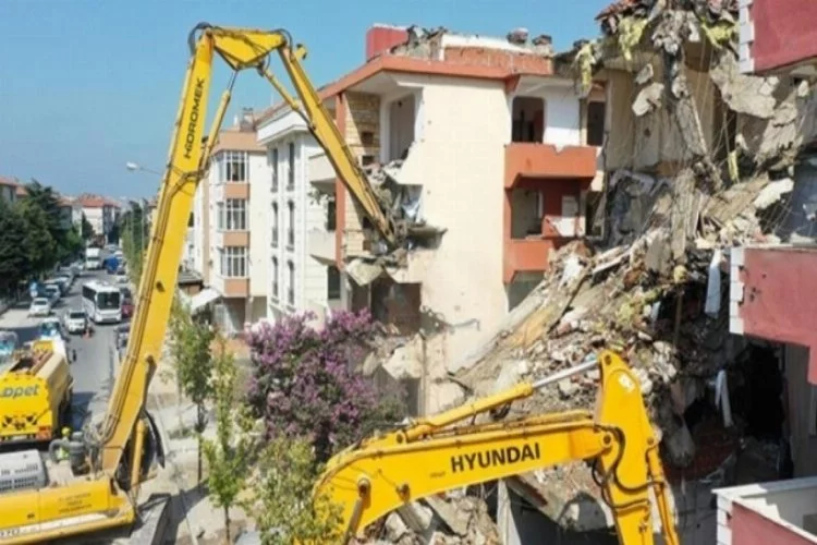 İstanbul'da deprem riski taşıyan 3 blok yıkılmaya başlandı