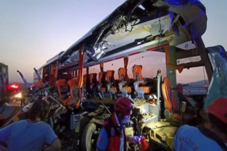 Otobüs, Bursa plakalı TIR'a çarptı: 9 ölü, 30 yaralı