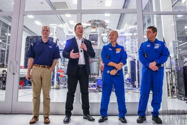 NASA, Ay'a gidecek insanlı kapsülün inşası için Musk'ı seçti
