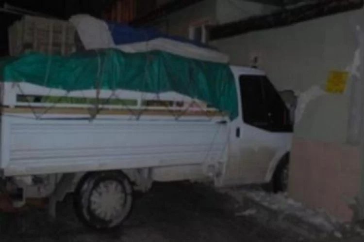 Bursa'da buzda kayan kamyonet eve girdi