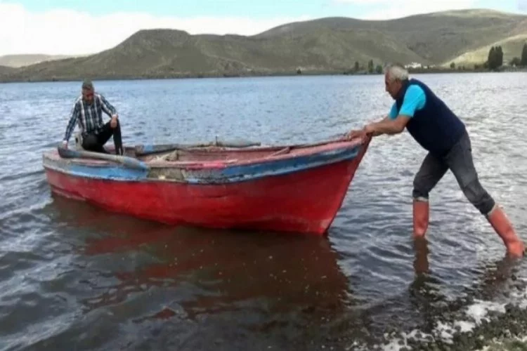 Çıldır Gölü'nde balıkçılar 'Vira bismillah' ağlarını attı