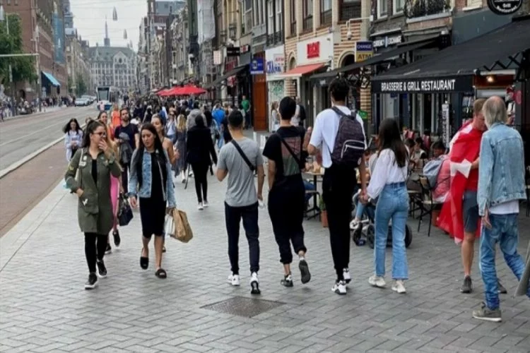 Hollanda'da sosyal mesafe kuralı kaldırılıyor