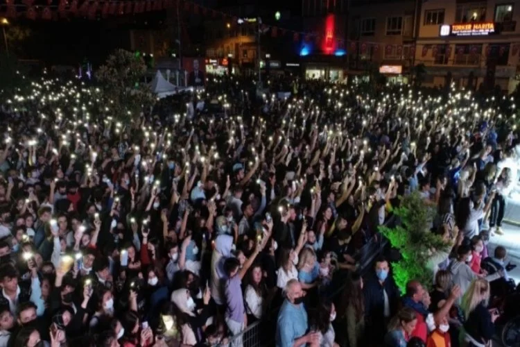 Bursa Mustafakemalpaşalılar Buray'ın şarkılarıyla coştu