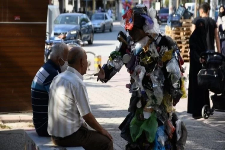 Bursa'da kostümle gezen tiyatrocudan "çöp atmayın" mesajı