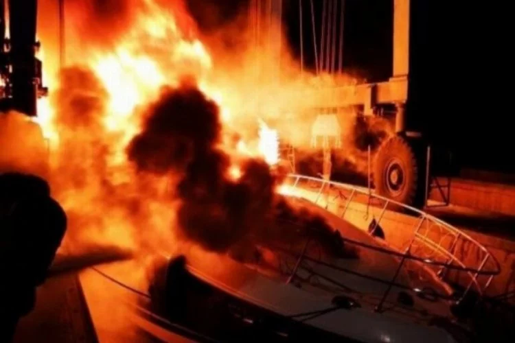 Fiber tekne alev alev yandı