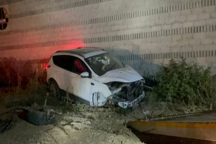Bursa'da kız arkadaşı ile duvara çarpan sürücü olay yerinden kaçtı!