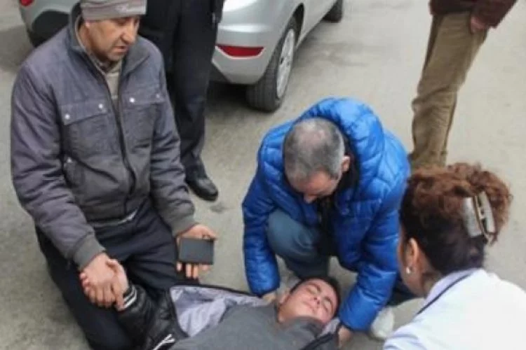 Bursa'daki kazada çarptığı gencin elini bir saniye bırakmadı