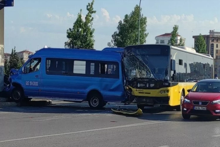 Kadıköy'de belediye otobüsü, minibüse çarptı