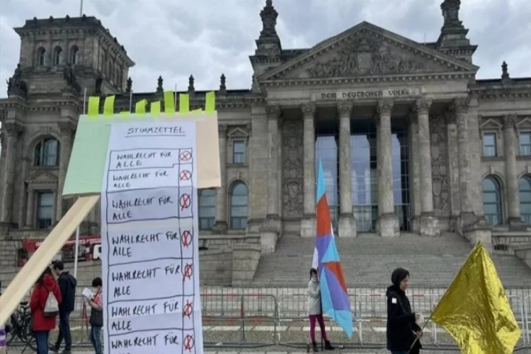 Almanya'da 18 yaş üstü herkesin oy kullanabilmesi için gösteri yapıldı