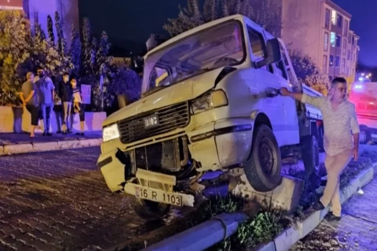 Bursa Mustafakemalpaşa'da gece yarısı kaza! Elektrik direğine çarptı...
