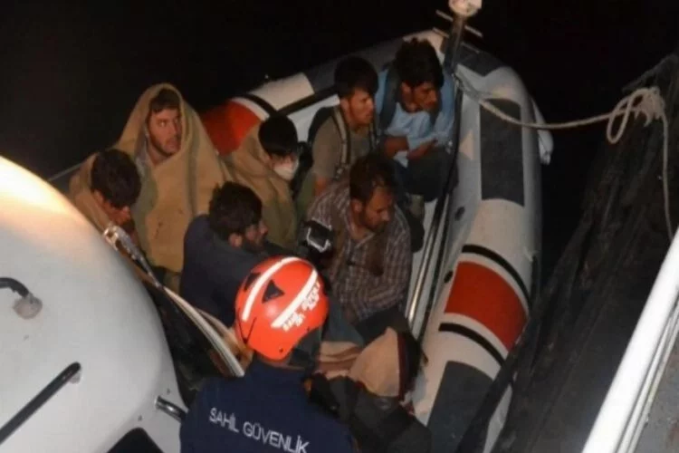 Van Gölü'nde şişme botta 60 düzensiz göçmen yakalandı