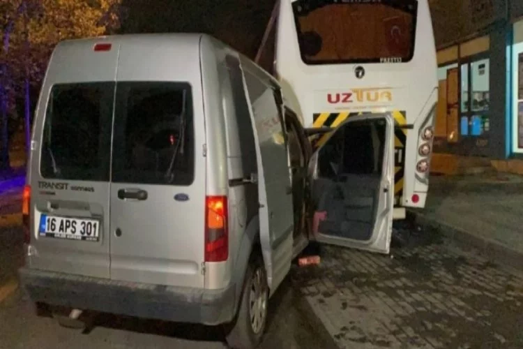 Bursa'da kontrolden çıkan otomobil park halindeki otobüse çarptı!