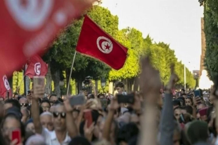 Tunus'ta 5 siyasi parti Said'in kararlarına karşı çıkıyor