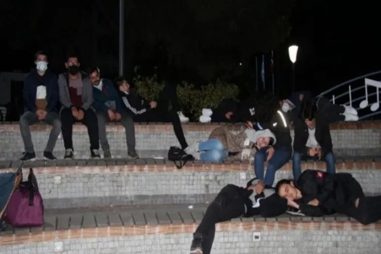 Kocaeli İzmit'te öğrenciler geceyi parkta geçirdi, vali yurt talepleri yok dedi