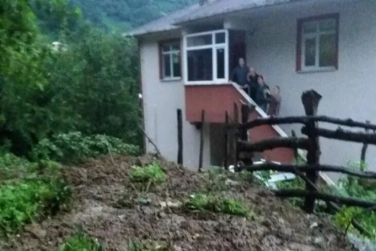 Artvin'de heyelan nedeniyle bir ev boşaltıldı