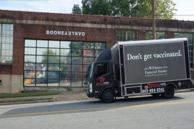 Cenaze evinden reklam: Aşı olmayın!