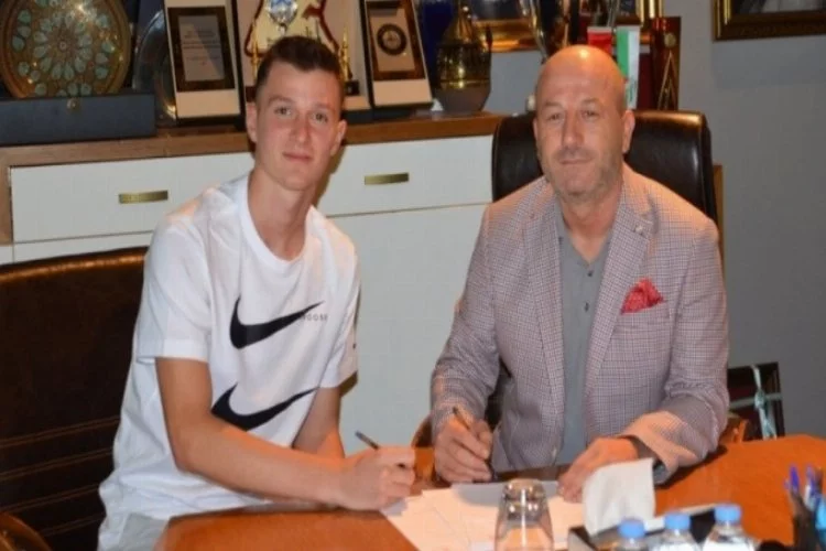 Eren Tunalı Bursaspor'da profesyonel sözleşmeye imza attı