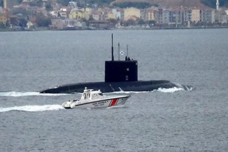 Rus denizaltısı, Çanakkale Boğazı'ndan geçti