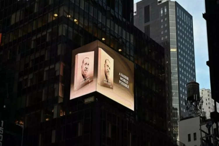 Erdoğan'ın kitabı, New York'ta led ekranlarda tanıtıldı