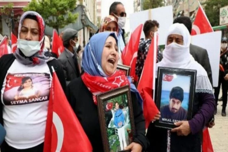 HDP önündeki anne: Evladımı nasıl kandırdıklarının hesabını versinler