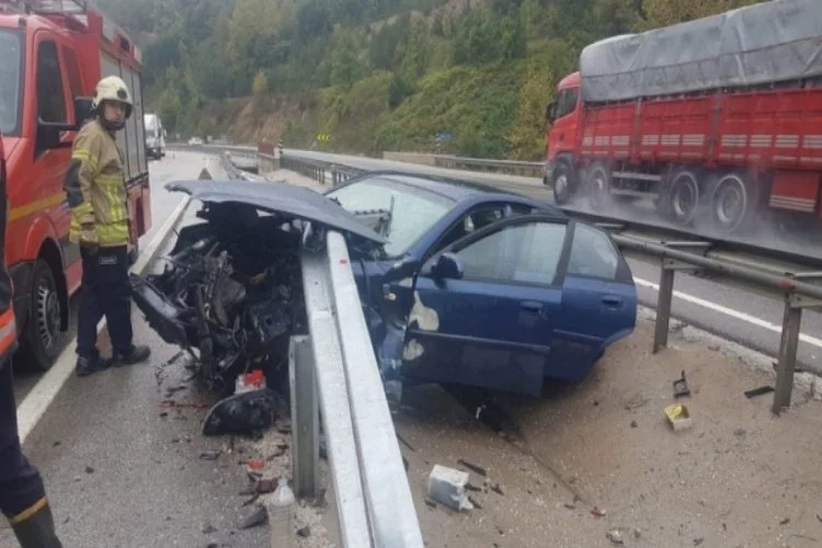Bursa'da otomobil bariyere saplandı, sürücü ve kızı ölümden döndü!