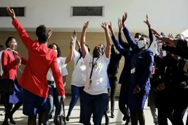 Kovid-19'un ardından tekrar açılan Güney Afrika havayolu şirketi personellerinden 'ilk uçuş dansı'