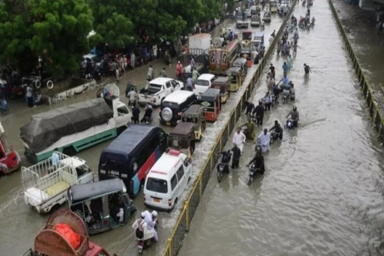 Muson yağmurları Pakistan'da sele neden oldu