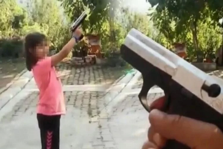Küçük kıza zorla ateş ettirdi, vurulma tehlikesi atlattı
