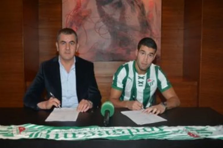 Bursaspor gurbetçi futbolcuya imza attırdı