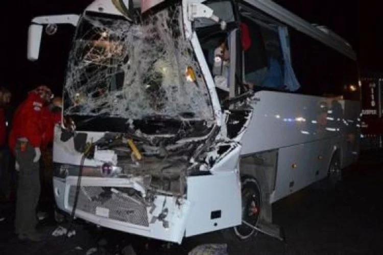 Bursa plakalı otobüs TIR'a çarptı