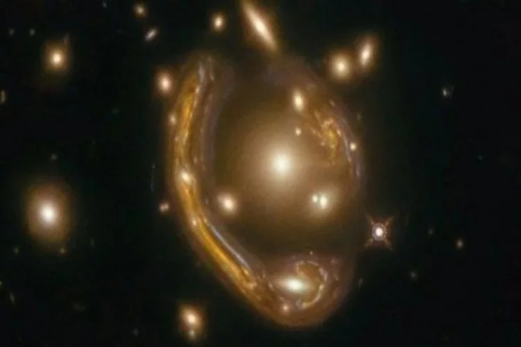 Dünyadan 9 milyar ışık yılı uzaklıkta bir Einstein halkası görüntülendi!