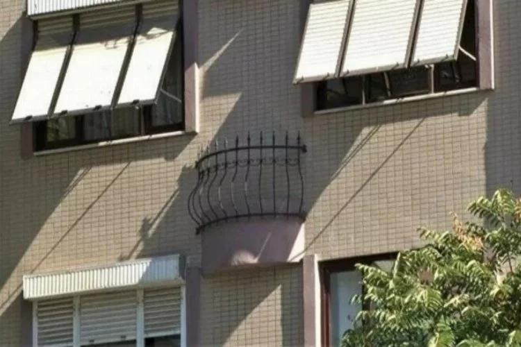 İstanbul'da bir apartmanda balkon var ama kapı yok
