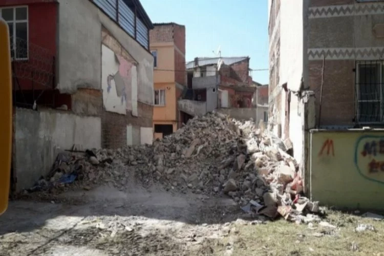 Bursa'da tehlike arz eden metruk binalar yıkıldı!