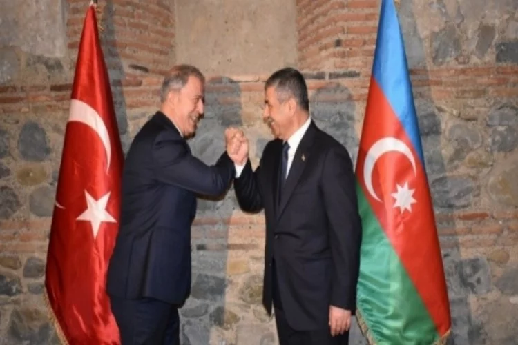 Bakan Akar, Azerbaycanlı mevkidaşı Hasanov ile görüştü