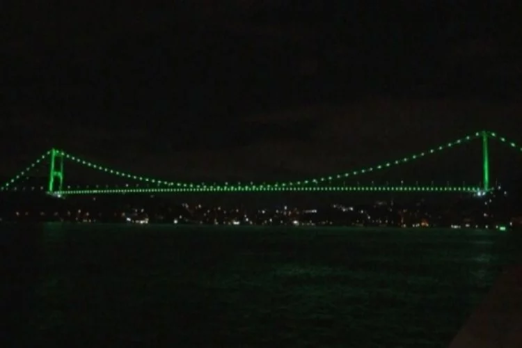 İstanbul'da köprüler yeşil renge büründü