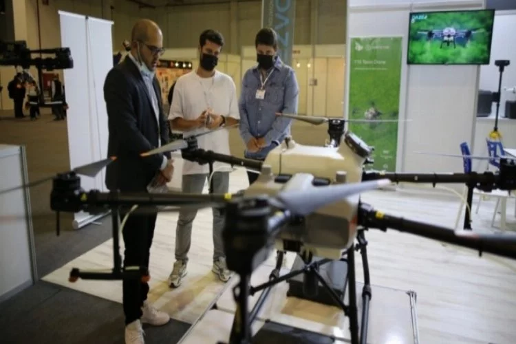 Bursa Tarım ve Hayvancılık Fuarı'nda 'ilaçlama yapan drone'lar ilgi odağı