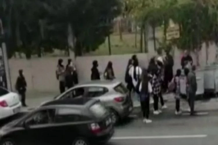 İmam Hatip Lisesi kız öğrencileri okul çıkışı birbirine girdi