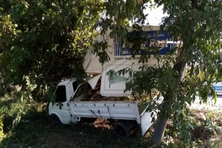 Bursa'da kontrolden çıkan kamyonet bahçeye daldı!