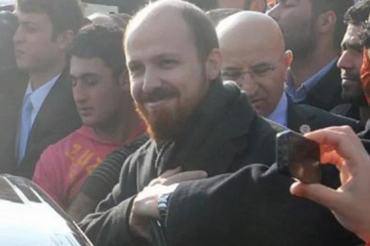 Bilal Erdoğan gülümseyerek izledi