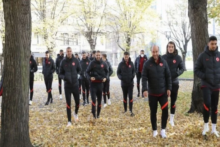 A Milli Futbol Takımı, maç öncesinde Riga'da yürüyüş yaptı