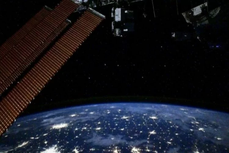 Uzayda akşam yemeği: İlk uzay filminin ekibi ve UUİ mürettebatı bir arada