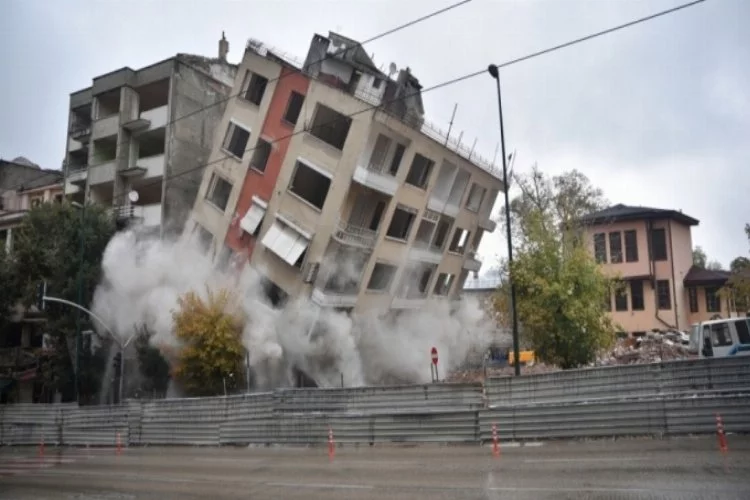 Bursa'da tarihi gölgeleyen 5 katlı bina yıkıldı