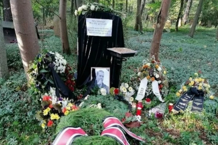 Holokost inkarcısının Yahudi müzikoloğun mezarına gömülmesi tepki topladı