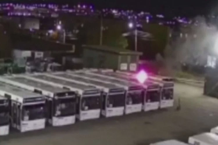 Rusya'da havai fişekler belediye otobüsünün üstüne düştü