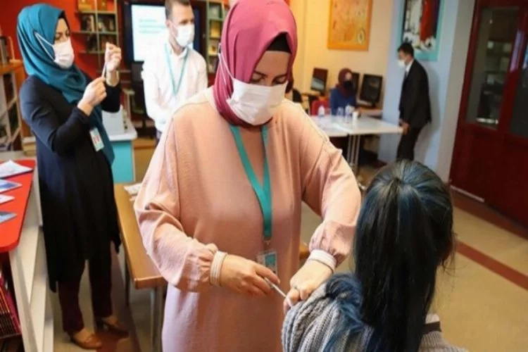Çankırı'da lisede 35 öğrenciye koronavirüs aşısı