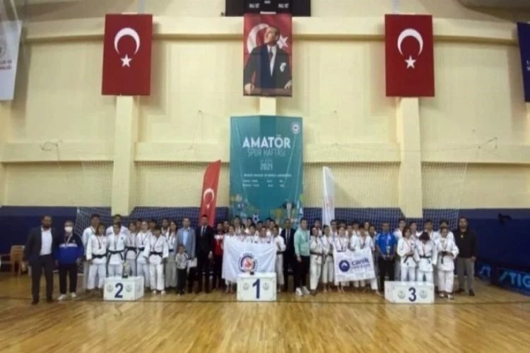 Bursa Osmangazili Judocular 3.'lük kürsüsünde