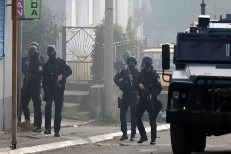 Kosova'da polis operasyonu Mitroviça'yı karıştırdı