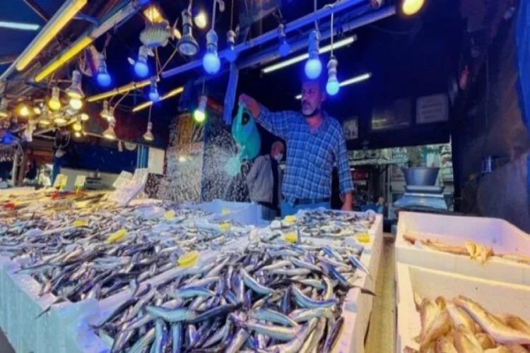 Kilogramı 10 liradan satılan hamsi balıkçı ve tüketiciyi mutlu etti