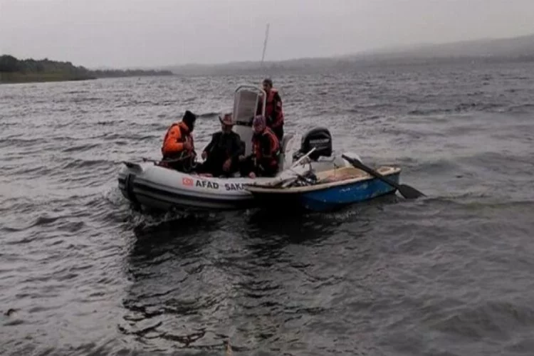 Sapanca Gölü'nde mahsur kalan balıkçıyı AFAD kurtardı
